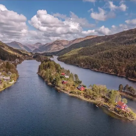Nyaraló Tinyhouse Surrounding Norwegian Mountains *